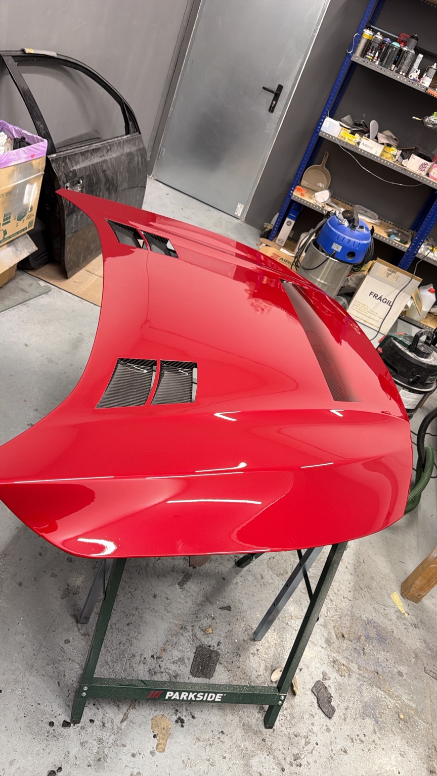 Capó Ford Focus ST Mk4.5 Vented Z6 pintado en rojo con zonas de carbono visto